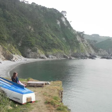 La Nana Del Mar / The Lullaby Of The Sea On Old Harbour *