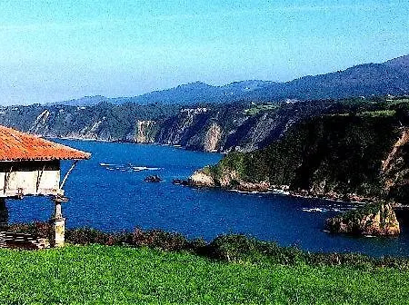 La Nana Del Mar / The Lullaby Of The Sea On Old Harbour *