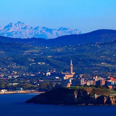 La Nana Del Mar / The Lullaby Of The Sea On Old Harbour