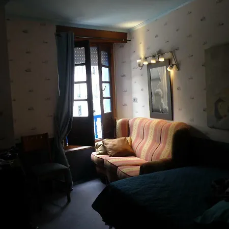 La Nana Del Mar / The Lullaby Of The Sea On Old Harbour *