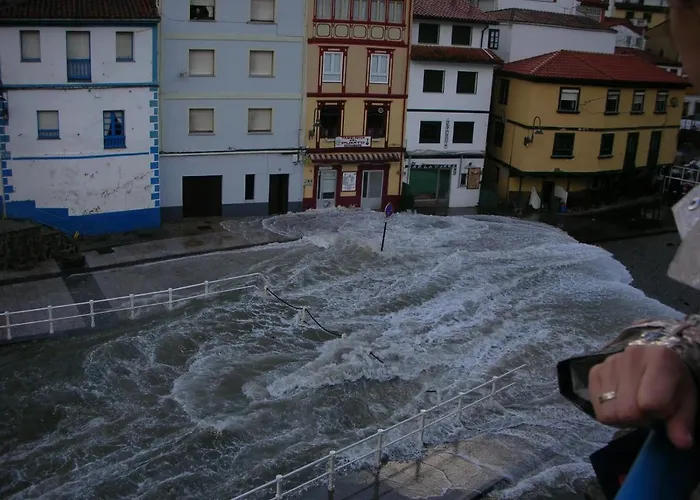 La Nana Del Mar / The Lullaby Of The Sea On Old Harbour * Cudillero